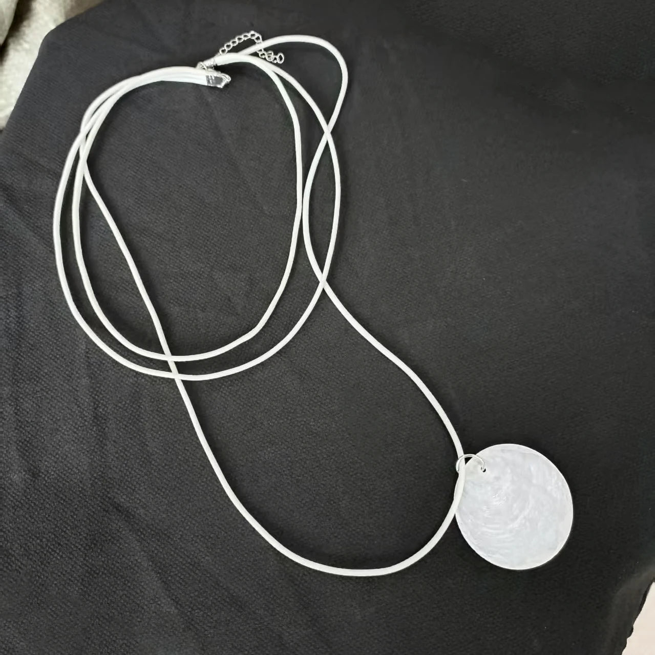 Minimalist White Natural Shell Wafer Pendant Multi-layered Rope Chain Necklace Women Summer Beach Vacation Jewelry