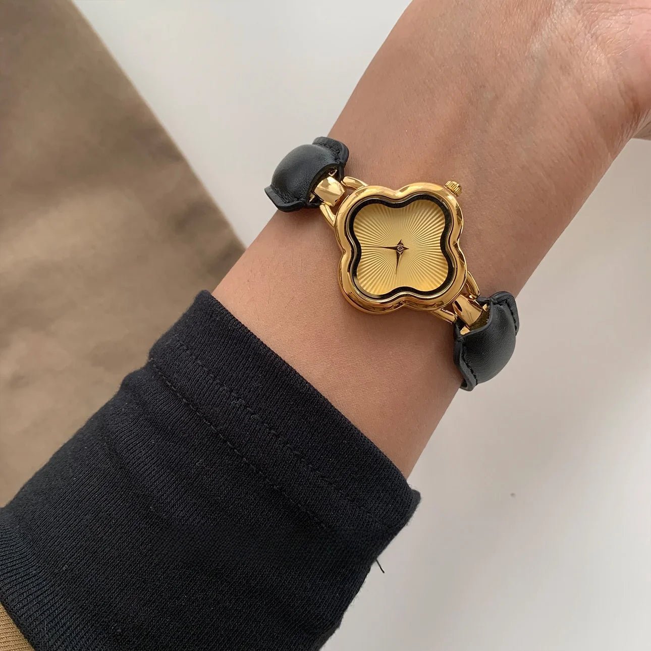 New vintage women's watch with four leaf clover leather design bracelet  retro fashion temperament quartz watch