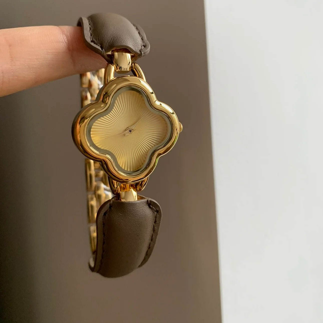 New vintage women's watch with four leaf clover leather design bracelet  retro fashion temperament quartz watch