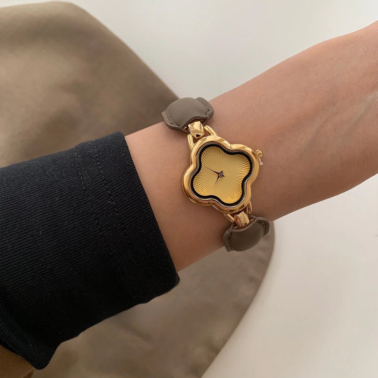 New vintage women's watch with four leaf clover leather design bracelet  retro fashion temperament quartz watch