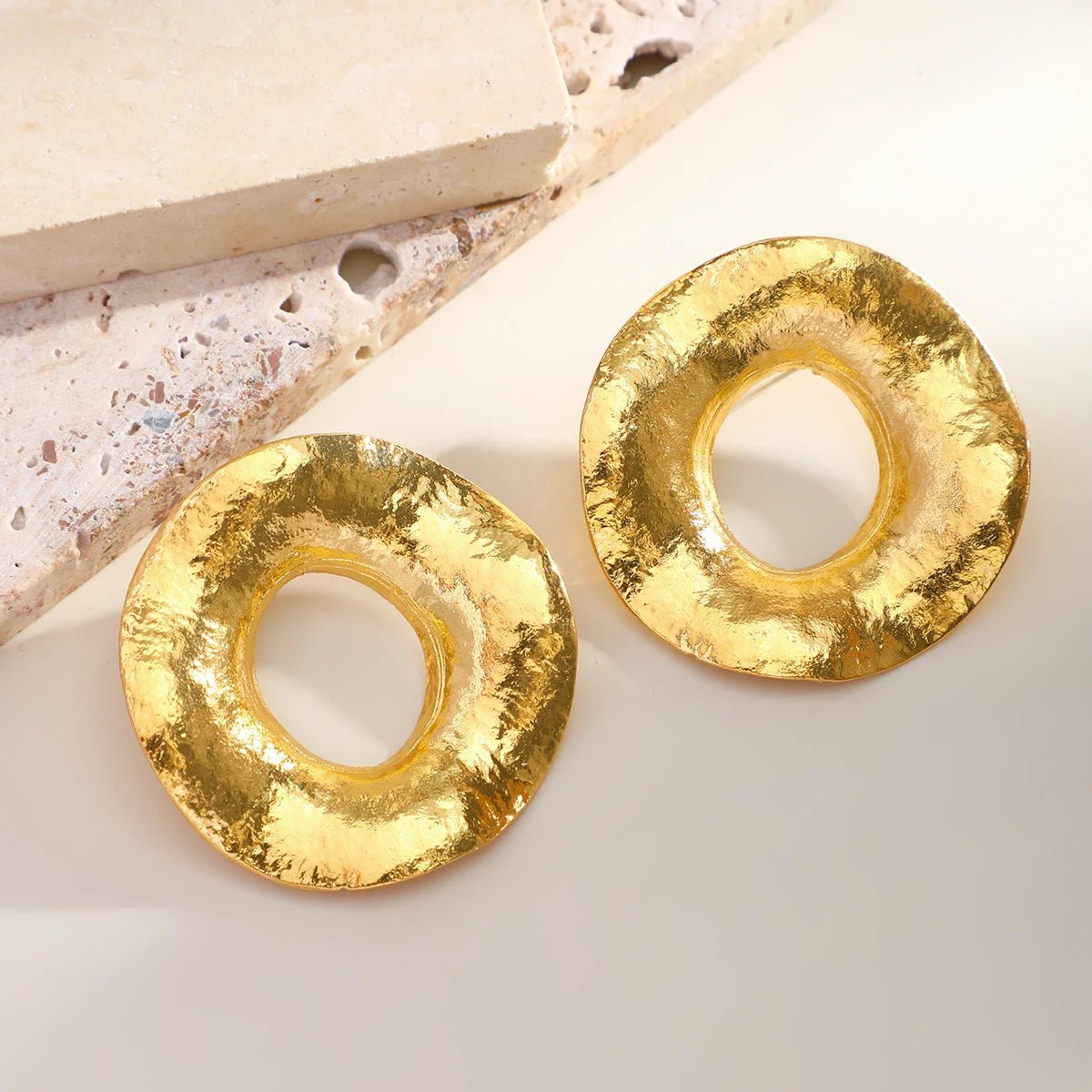 Big Metal Donuts Stud Earrings for Women Trendy Ladies Desinger Statement Earrings 2023 Fashion Jewelry Accessories Female Girls