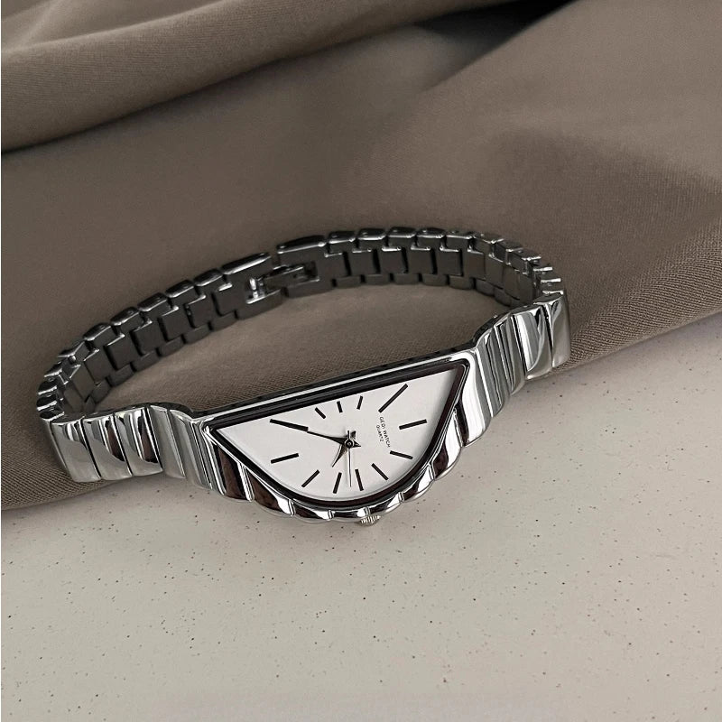 Women's Quartz Watch Golden Half Moon Plate Antique Fashion Niche Unique Design Ladies Watches Luxury