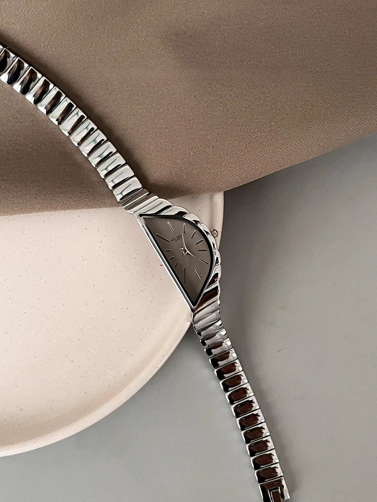 Women's Quartz Watch Golden Half Moon Plate Antique Fashion Niche Unique Design Ladies Watches Luxury